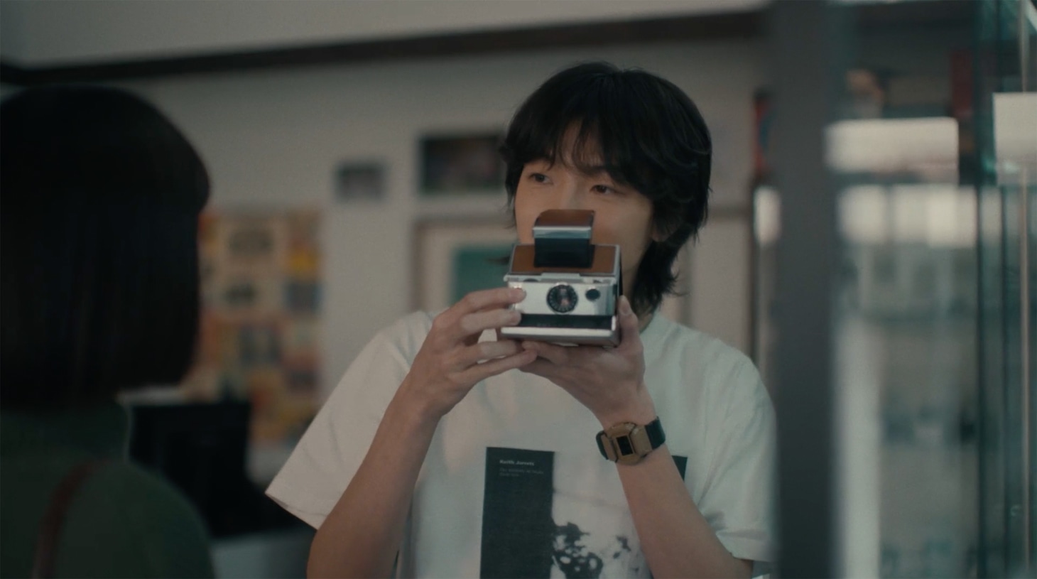imase「名前のない日々」ミュージックビデオより。