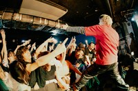 SATOHのライブの様子。（撮影：かわどう）