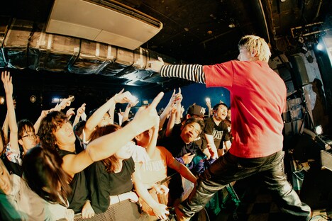 SATOHのライブの様子。（撮影：かわどう）