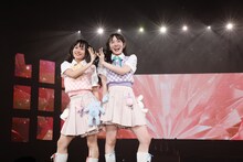 左から仲村悠菜、桜井えま。