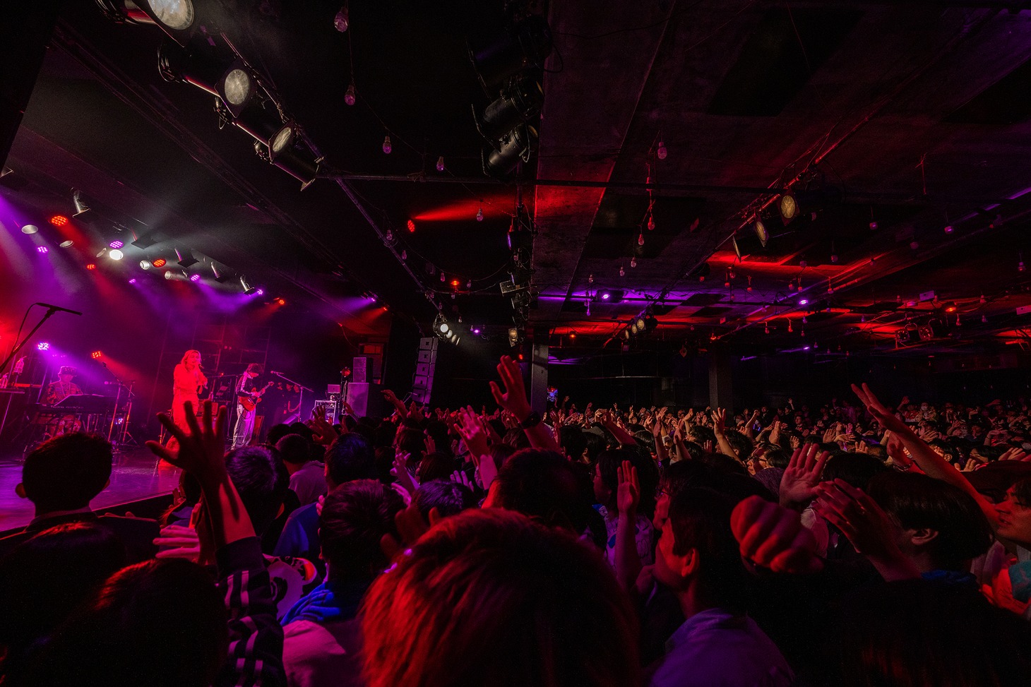 ジェニーハイのライブで盛り上がるフロア。