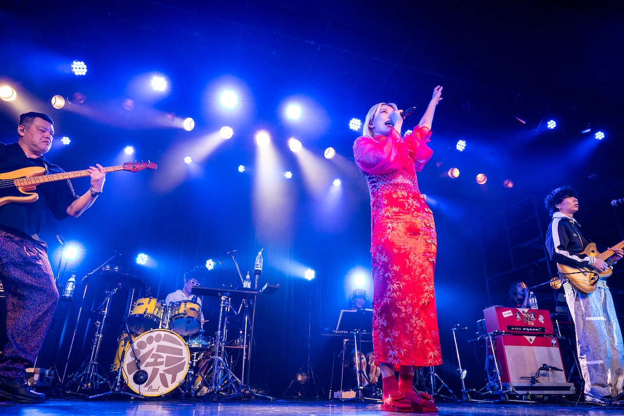 Aooo×ジェニーハイのツーマンライブグッズ発表、メリケンサック