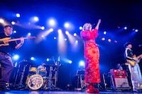 ジェニーハイがワーナーとの契約終了を発表、「KOYABU SONIC」が最後のライブとなる可能性を示唆