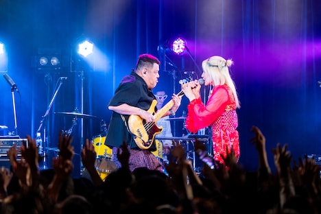 にじり寄るくっきー！（左）を見つめながら歌う中嶋イッキュウ（右）。