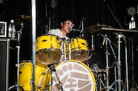 ドラムセットからツッコむ小籔千豊（ジェニーハイ）。