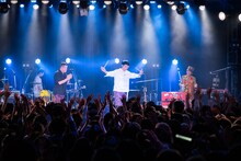 ステージを去るジェニーハイ。