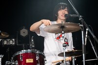 「お前ら、グレートだぜ」とつぶやくツミキ（Aooo）。