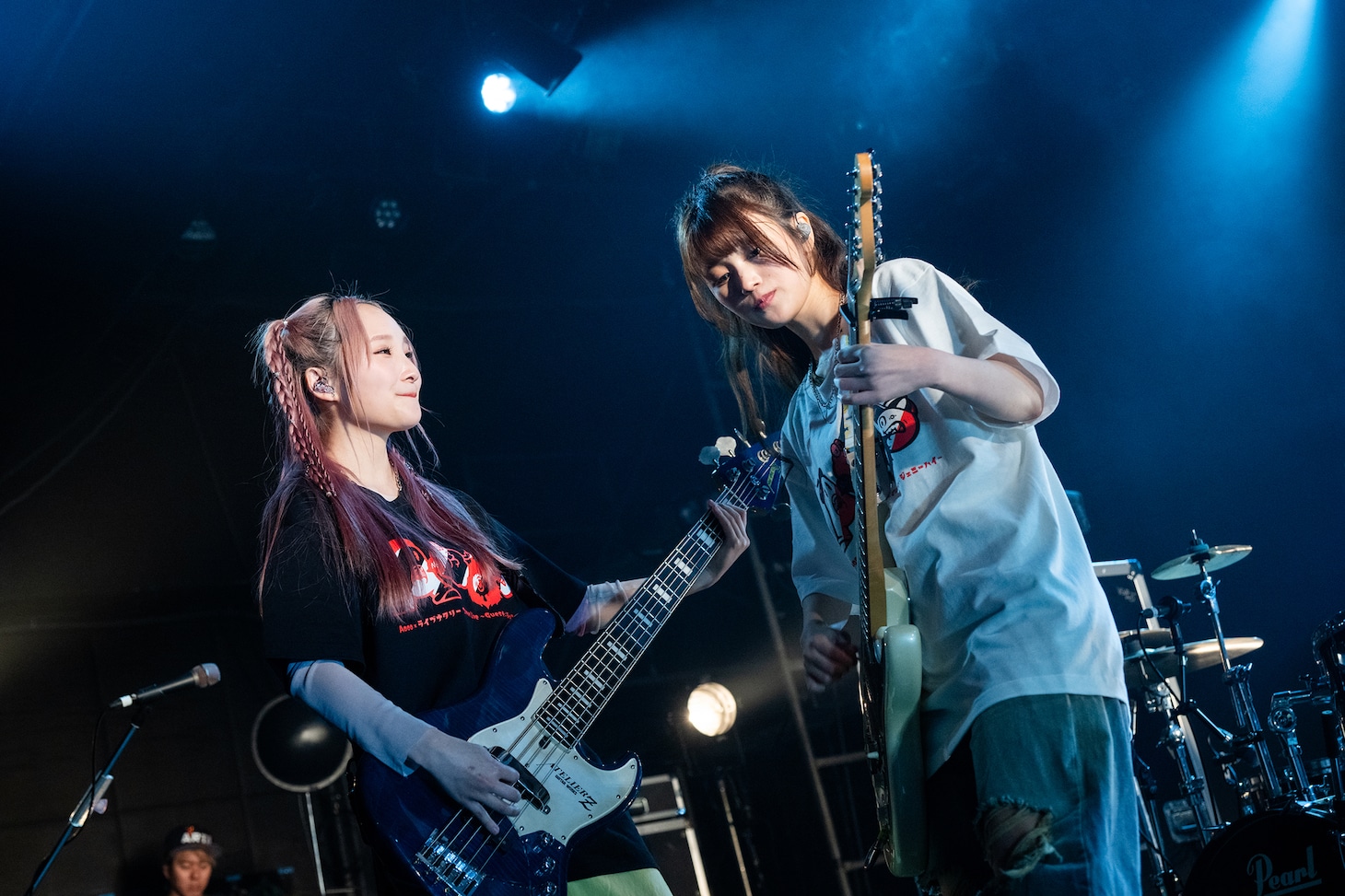 向かい合って「リピート」を演奏するやまもとひかる（左）と石野理子（右）。