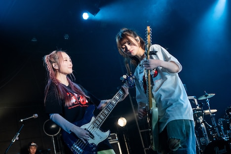 向かい合って「リピート」を演奏するやまもとひかる（左）と石野理子（右）。