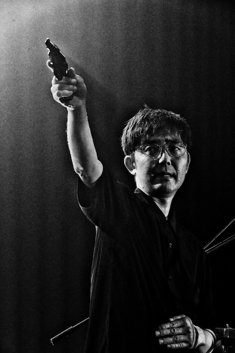 「THIS IS 向井秀徳！PHOTO BY 菊池茂夫 写真展 IN 福岡」より、向井秀徳。