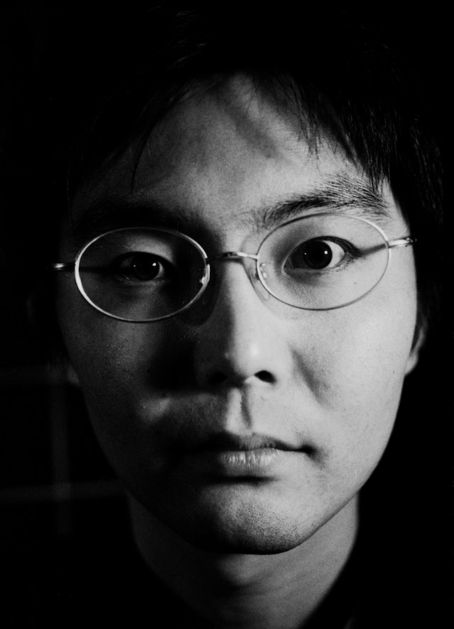 「THIS IS 向井秀徳！PHOTO BY 菊池茂夫 写真展 IN 福岡」より、向井秀徳。