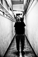 「THIS IS 向井秀徳！PHOTO BY 菊池茂夫 写真展 IN 福岡」より、向井秀徳。