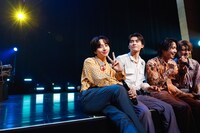 ピースする長野凌大と武藤潤、桜木雅哉、杢代和人（左から）。