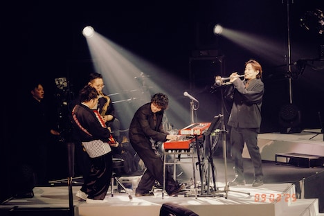 「go!go!vanillas Lab. TOUR 2024-2025」日本武道館公演の様子。（撮影：renzo）