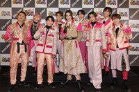 囲み取材でピースするSnow Man。