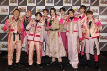 囲み取材でピースするSnow Man。