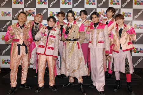 囲み取材でピースするSnow Man。