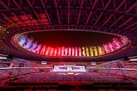 国立競技場の夜空に打ち上げられた花火。