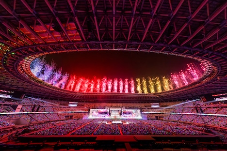 国立競技場の夜空に打ち上げられた花火。