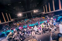 「ASOVIVA FES 2025」全出演者の集合写真。（Photo by aoi）