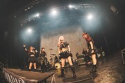 第3期LADYBABYによるライブの様子。（撮影：ポテヤマムラ）