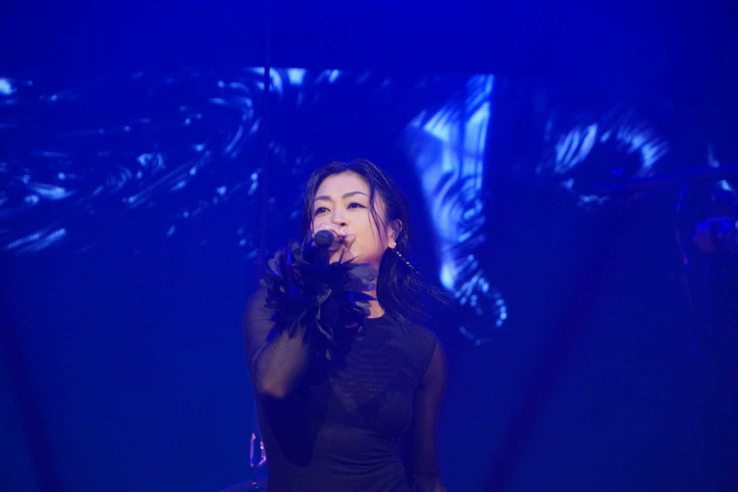 「Coachella Valley Music and Arts Festival」のアルカのステージにサプライズ出演した宇多田ヒカル。