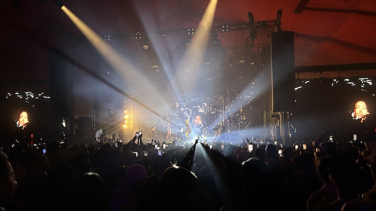 「Coachella Valley Music and Arts Festival」でのアルカと宇多田ヒカルの共演の様子。