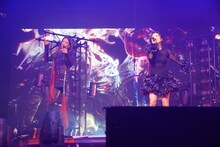 「Coachella Valley Music and Arts Festival」で共演したアルカと宇多田ヒカル。