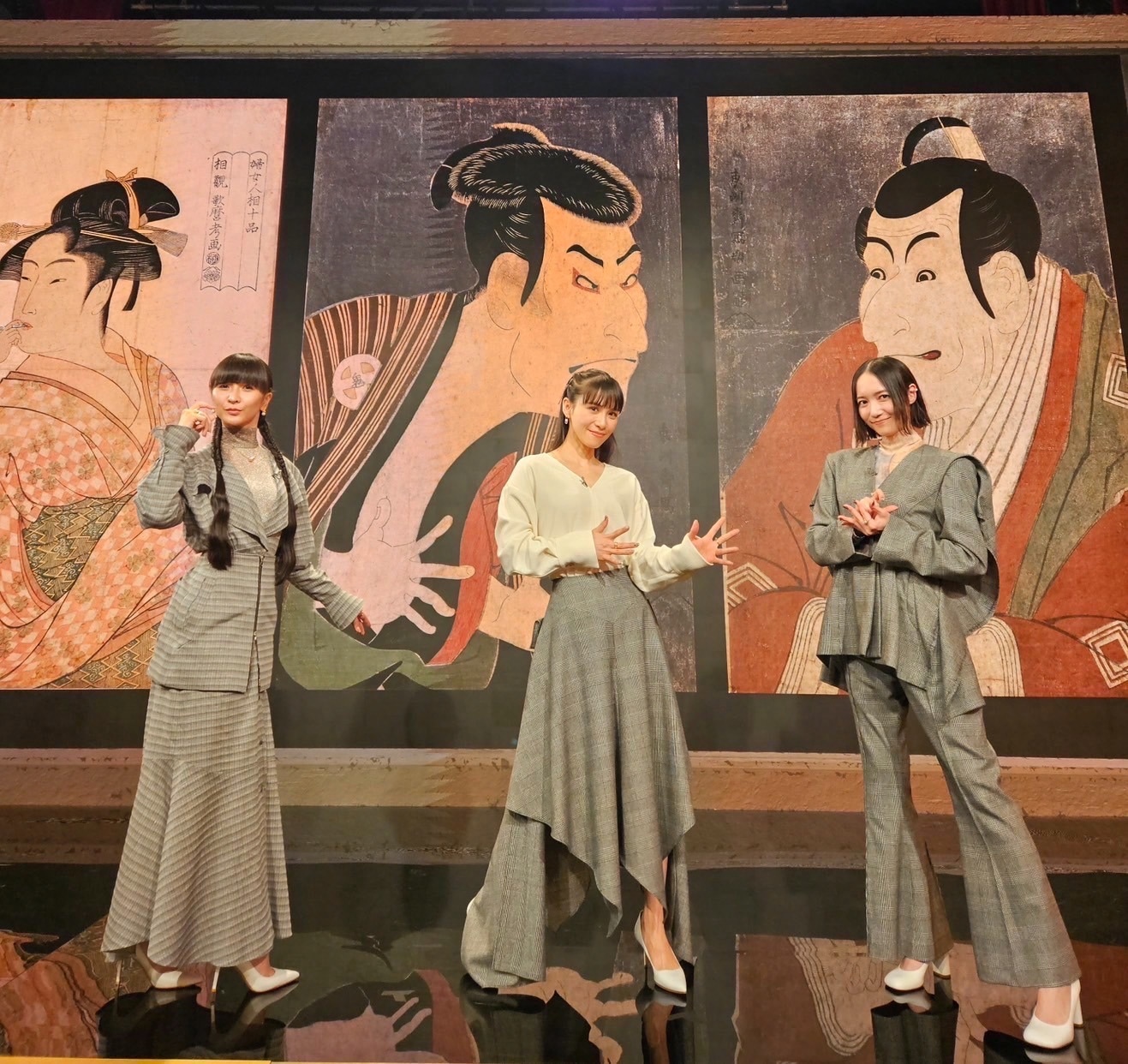 浮世絵と同じポーズを取るPerfume。（写真提供：NHK）