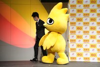 スタッフに舞台袖へ連れて行かれるトリッキー。