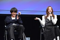 役柄とはかけ離れた柏木悠（左 / 超特急）の素顔について語る森香澄。