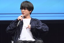 カレーにディップしたパーカの紐が胸元に着地したことを説明する柏木悠（超特急）。