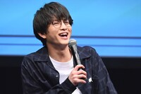 笑う柏木悠（超特急）。