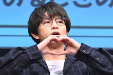 鈴木康介にハートマークを送る柏木悠（超特急）。