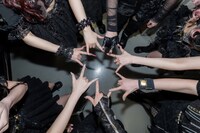 円陣を組むLADYBABY。（撮影：ポテヤマムラ）