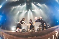 第4期LADYBABYによるライブの様子。（撮影：ポテヤマムラ）