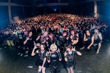 結成10周年ライブで記念撮影する第4期LADYBABYと第3期LADYBABY。（撮影：ポテヤマムラ）