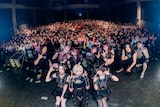 結成10周年ライブで記念撮影する第4期LADYBABYと第3期LADYBABY。(撮影:ポテヤマムラ)