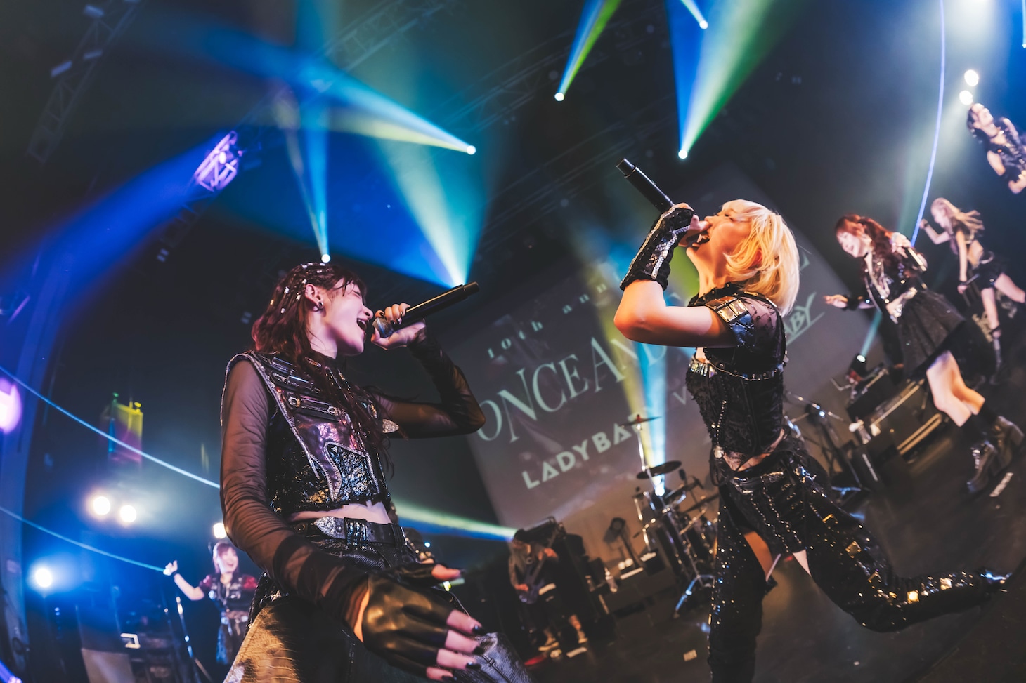第4期LADYBABYと第3期LADYBABYによるライブの様子。（撮影：ポテヤマムラ）
