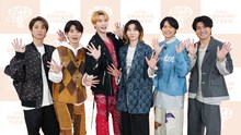 「第45回全国高等学校クイズ選手権 高校生クイズ2025」のパーソナリティを務めるSixTONES。©日本テレビ