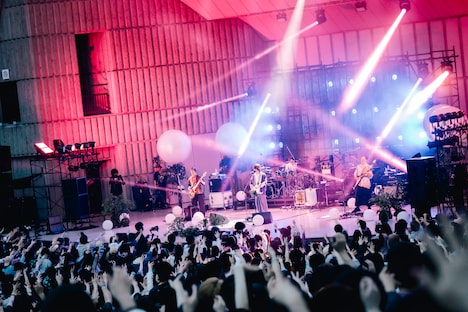 「須田景凪 LIVE 2025 "花霞"」の様子。（撮影：藤井拓）