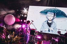 v flowerとデュエットする須田景凪。（撮影：藤井拓）