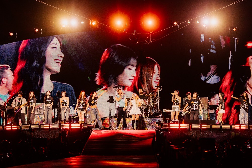 ColdplayとTWICEのコラボパフォーマンスの様子。（Photo by Anna Lee）