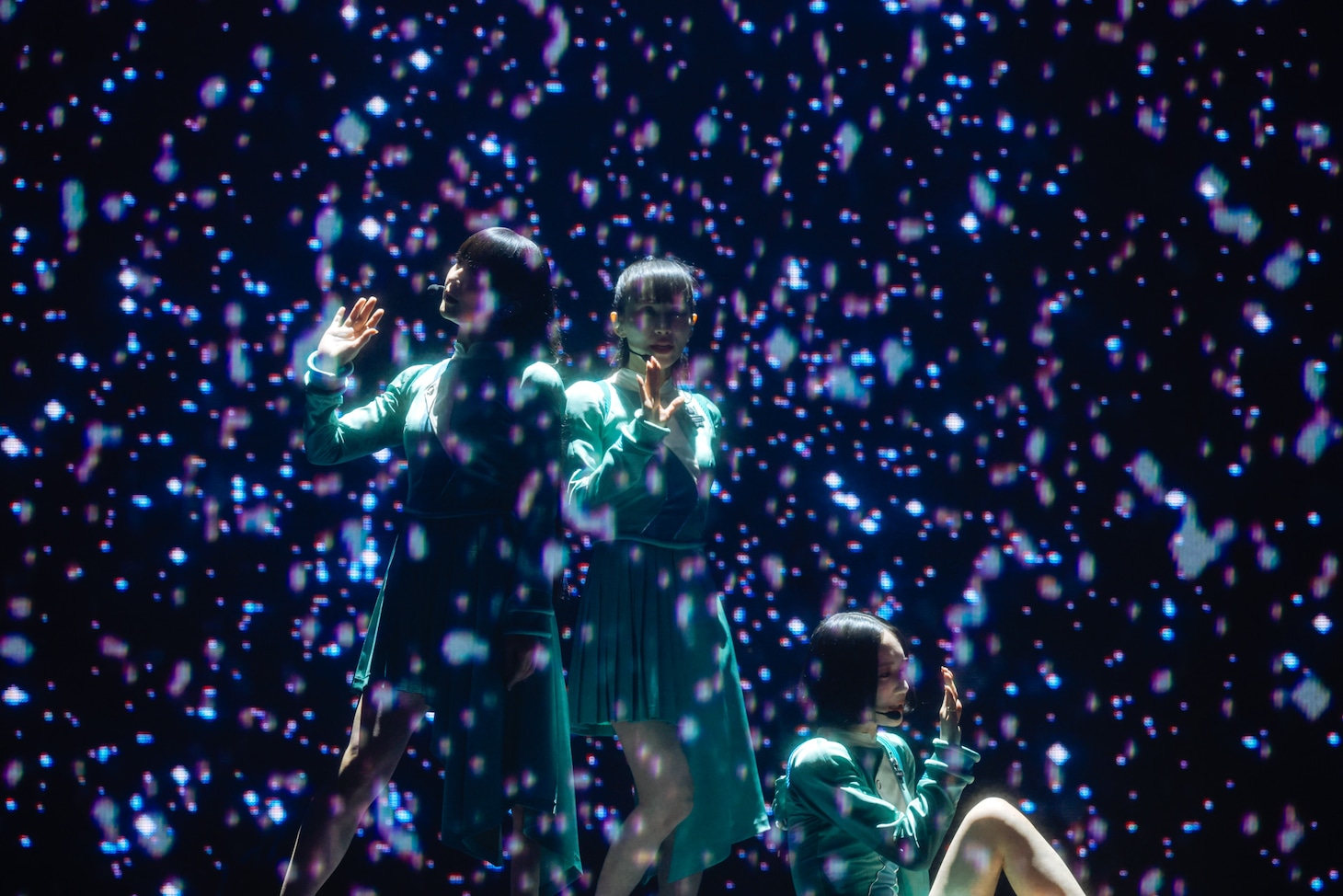 「Starlight Dreams」をパフォーマンスするPerfume。（撮影：上山陽介）