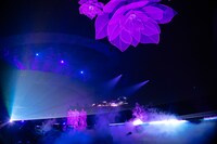 「時空花」をパフォーマンスするPerfume。（撮影：上山陽介）