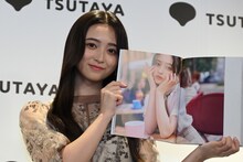 お気に入りカットを記者陣に見せる井上和（乃木坂46）。