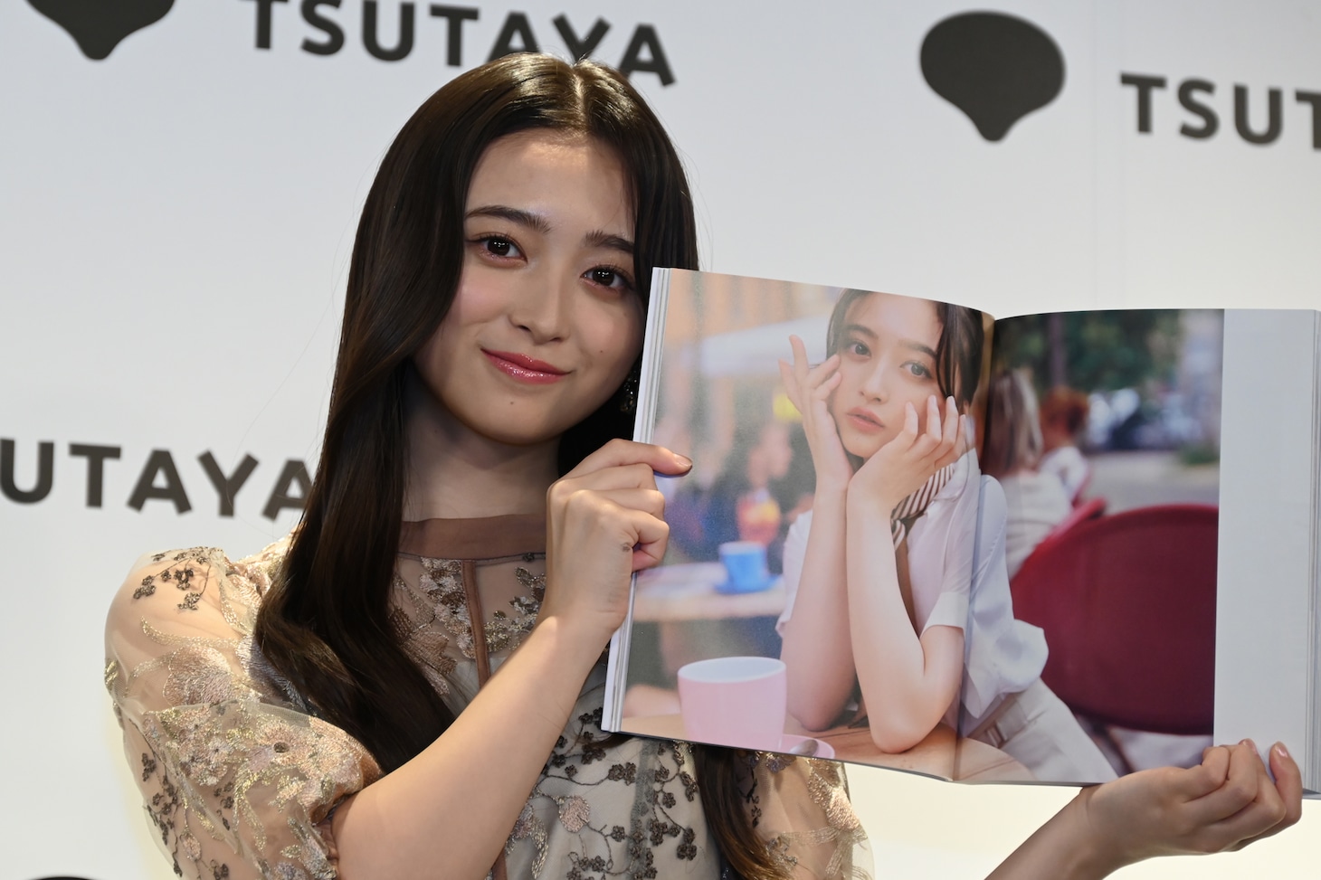 お気に入りカットを記者陣に見せる井上和（乃木坂46）。