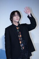 観客に手を振る山下幸輝（WILD BLUE）。