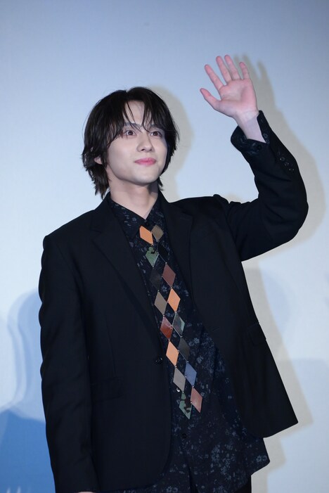 観客に手を振る山下幸輝(WILD BLUE)。