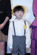 久間田琳加と原菜乃華の間をうろうろするツトムくん。